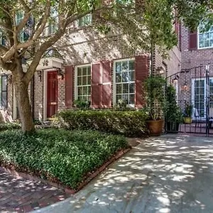 luxury-3bed-townhome-in-historic-downtown-savannah.top-hotels-in-savannah.com/